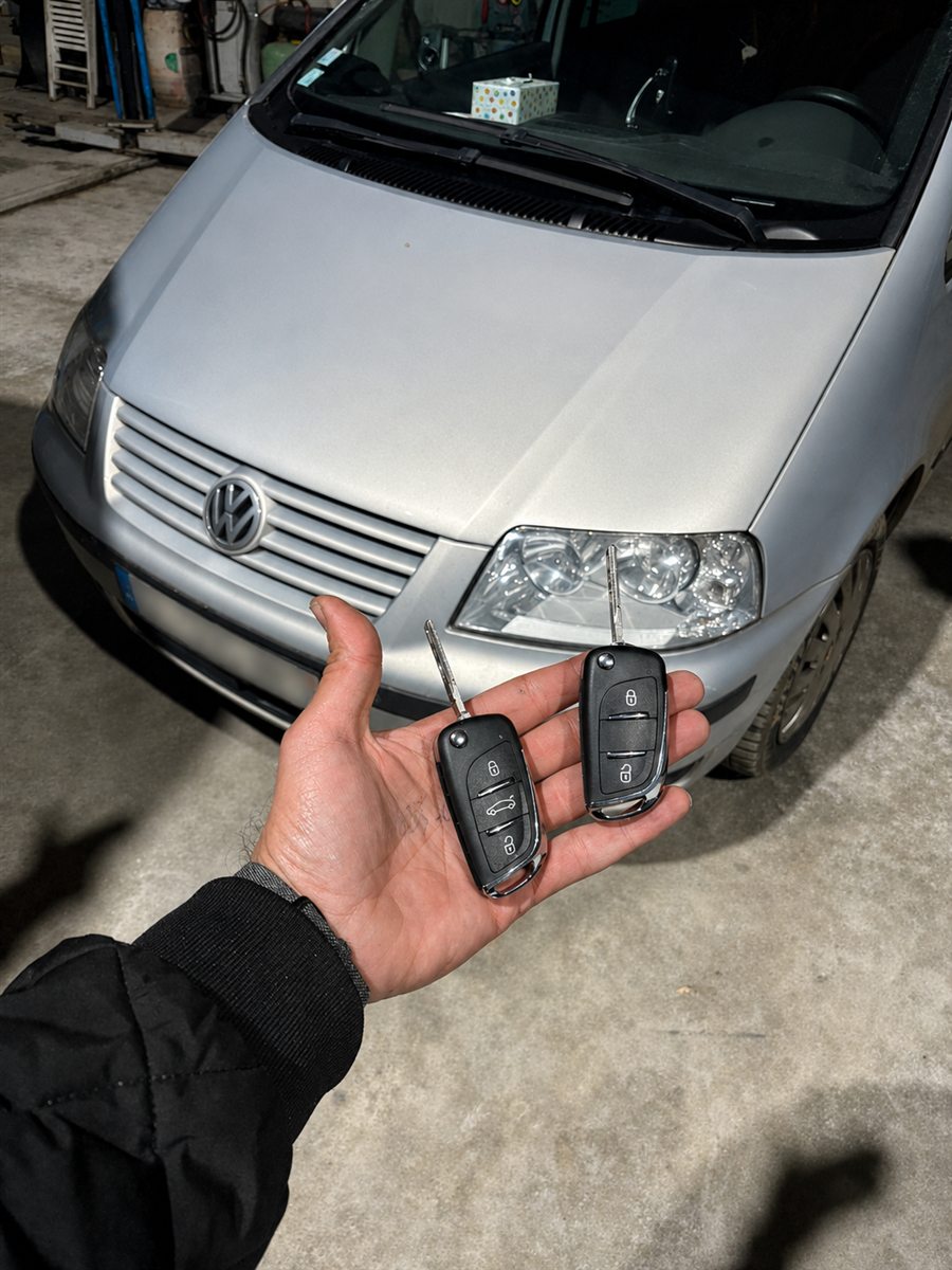 Double de clé automobile réalisé par DK Services devant une Volkswagen