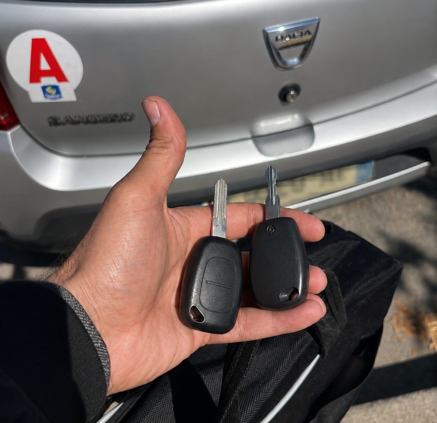 Double de clé automobile réalisé par DK Services devant une Dacia
