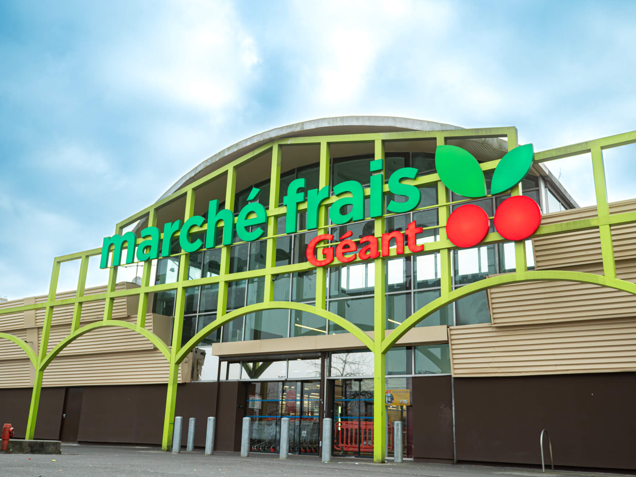 Façade de Marché Frais où se trouve la boutique DK Services